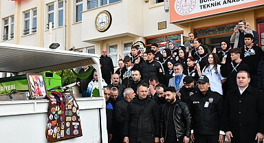 Öğrencileri, kazada ölen Vahide öğretmeni izci selamıyla uğurladı