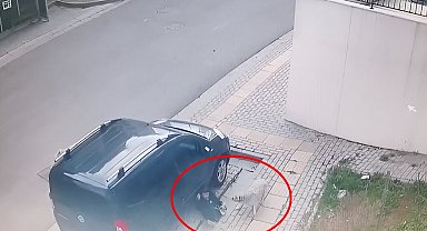 Okuldan çıkan çocuğa başıboş köpeklerin saldırısı kamerada