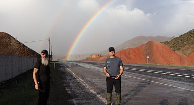 Oltu'nun kırmızı tepelerinde renk cümbüşü