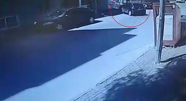 Önce park halindeki otomobile, ardından demir korkuluklara çarpıp, bahçeye uçtu; o anlar kamerada