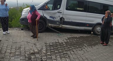 Osmaniye'de öğrenci servisi ile otomobil çarpıştı; 9'u öğrenci 11 yaralı