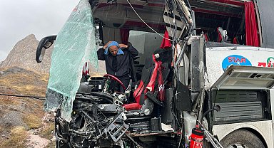 Otobüs ile tanker çarpıştı; 1 ölü, 9 yaralı