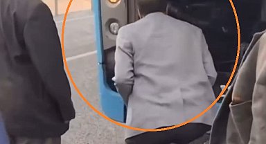 Otobüsün motor kısmındaki yangını üfleyerek söndürmeye çalıştı