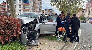 Otomobil ağaca çarptı: 3 yaralı