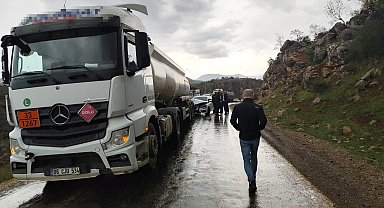 Otomobil, akaryakıt tankerine çarptı; 2'si çocuk 4 yaralı