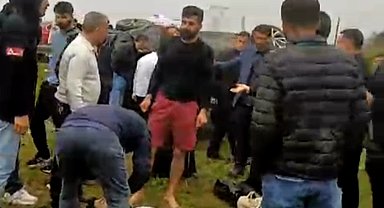 Otomobil, bariyerlere çarpıp şarampole devrildi; 5 yaralı