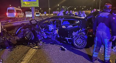 Otomobil bariyerlere çarptı; 1 ölü, 3 yaralı