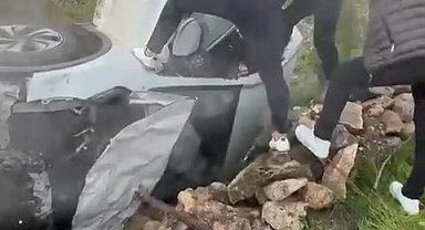 Otomobil, evin bahçesine girdi; 2 yaralı