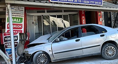 Otomobil, halı yıkama dükkanının camı ve demirlerine çarptı