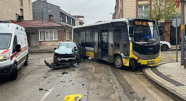 Otomobil, halk otobüsüne çarptı: 3 yaralı