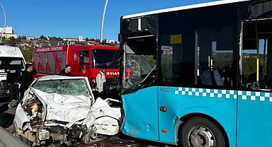 Otomobil ile belediye otobüsü kafa kafaya çarpıştı: 1 ölü, 4 yaralı