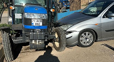 Otomobil ile traktör çarpıştı; 3 jandarma personeli yaralı