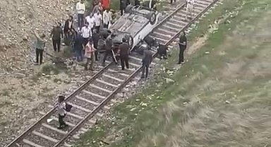 Otomobil, köprüden demir yoluna uçtu: 3 yaralı