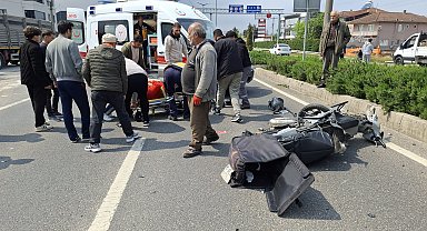 Otomobil motosiklete çarptı: 3 yaralı