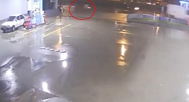 Otomobil önce bariyere ardından kaldırıma çarptı; 1 yaralı