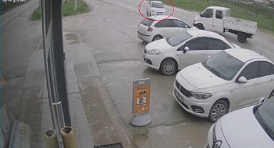 Otomobil park halindeki araçlara çarptı; 1'i çocuk, 5 yaralı