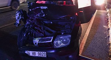 Otomobil traktöre çarptı: 1 ölü, 2 yaralı