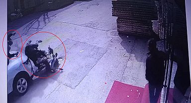 Otomobilin çarptığı motosikletli yaralandı, arkasındaki yolcu kaçtı; o anlar kamerada