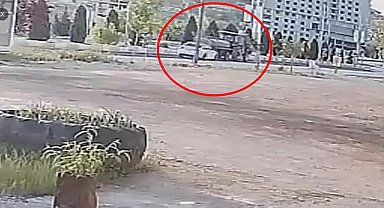 Otomobilin su tankerinin altına girdiği kazaya dair görüntüler ortaya çıktı