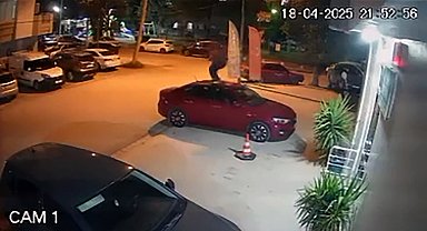 Otomobilin üzerinde zıplayıp, park halindeki araçlara zarar verdi