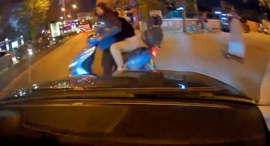 Otomobilin yaya geçidinde çarptığı motosikletteki 2 kişi yaralandı; kaza kamerada