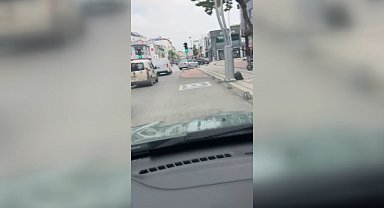 Otomobiliyle kaldırımdan geçip dönüş yaptı