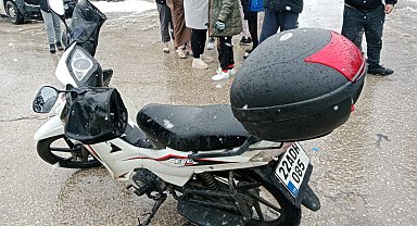 Otomobille çarpışan motosikletin ehliyetsiz ve kasksız sürücüsü yaralandı