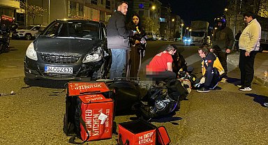 Otomobille çarpışan motosikletin sürücüsü kurye yaralandı