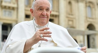 Papa, Vatikan'da halkı selamladı