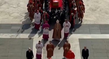 Papa'nın tabutu Aziz Petrus Bazikilikası'na taşınıyor