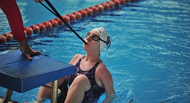 Paralimpik mili yüzücü Esra, dişleriyle sıkıştırdığı aparatla katıldığı yarışmada dünya 2'ncisi oldu