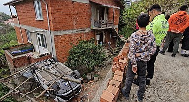 Park etmek istediği otomobille bahçeye düştü