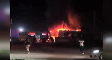 Park halindeki minibüste çıkan yangın oto tamir dükkanına sıçradı