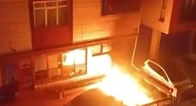 Park halindeki otomobili kundaklayıp kaçtı