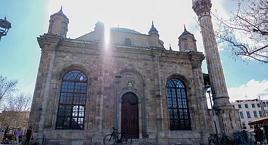 Pencereleri kapısından büyük Aziziye Camii'ne turist ilgisi