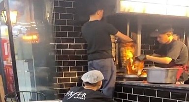 Pişmiş dönerin üzerine çiğ et eklenirken görüntülenen işletme hakkında inceleme