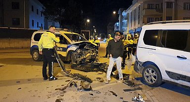 Polis aracının da karıştığı zincirleme kazada 2 polis memuru yaralandı