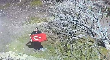 Polis helikopterini görünce Türk bayrağı açıp, selam verdi