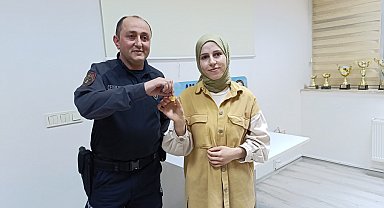 Polis memuru, izin gününde bulduğu yarım altını sahibine ulaştırdı
