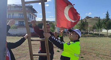 Polis rüzgardan yıpranan Türk bayrağını değiştirdi
