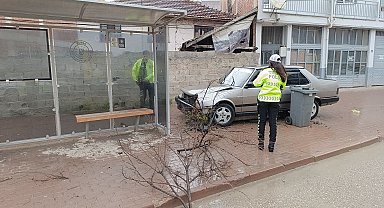Polisten kaçan ehliyetsiz sürücünün kullandığı otomobil durağa çarptı