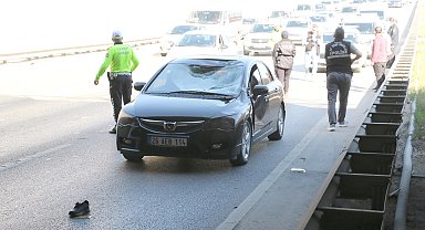 Polisten kaçarken üst geçitten atladı, otomobilin üzerine düştü
