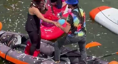 Portakal Çiçeği Karnavalı'nın su kortejinde sürpriz evlilik teklifi