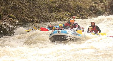 Rafting sezonu açıldı, adrenalin tutkunları tatilde Düzce'ye akın etti