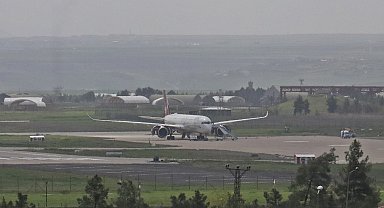 Rahatsızlanan yolcu için Diyarbakır'a acil iniş yapan uçak, arıza nedeniyle kalkış yapamadı