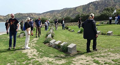 Şafak Ayini öncesi Anzak Koyu'nda tören hazırlıkları