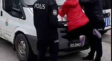 Sahipsiz hayvanları toplayan zabıta görevlilerinin aracına çıkan kadını polis ikna etti; olay anı kamerada