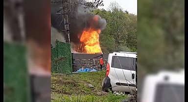 Sakarya'da çıkan yangında bungalov kullanılamaz hale geldi