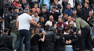 Şampiyonluk maçında futbolcuların kavgasını polis ayırdı