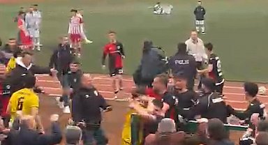 Samsun'da Süper Amatör Lig maçında ortalık karıştı: Futbolcular birbirine girdi